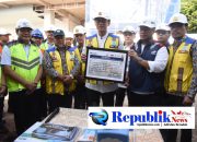 Foto : Bupati Sidoarjo dampingi Menko AHY tinjau pembangunan kembali Ponpes Al-Khoziny.