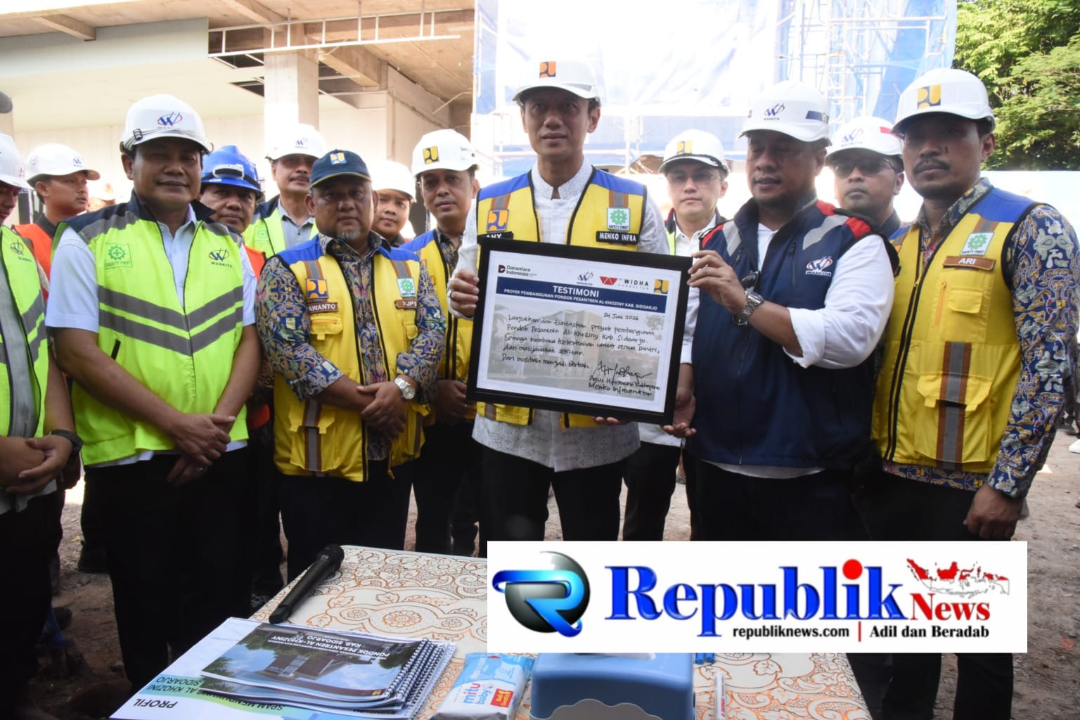 Foto : Bupati Sidoarjo dampingi Menko AHY tinjau pembangunan kembali Ponpes Al-Khoziny.