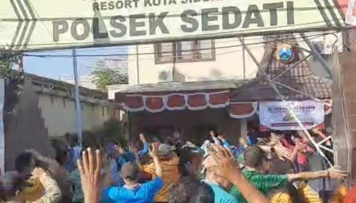 Polsek Sedati Pererat Kedekatan dengan Warga Lewat Senam Massal dan Bakti Sosial Sambut HUT Bhayangkara ke-80