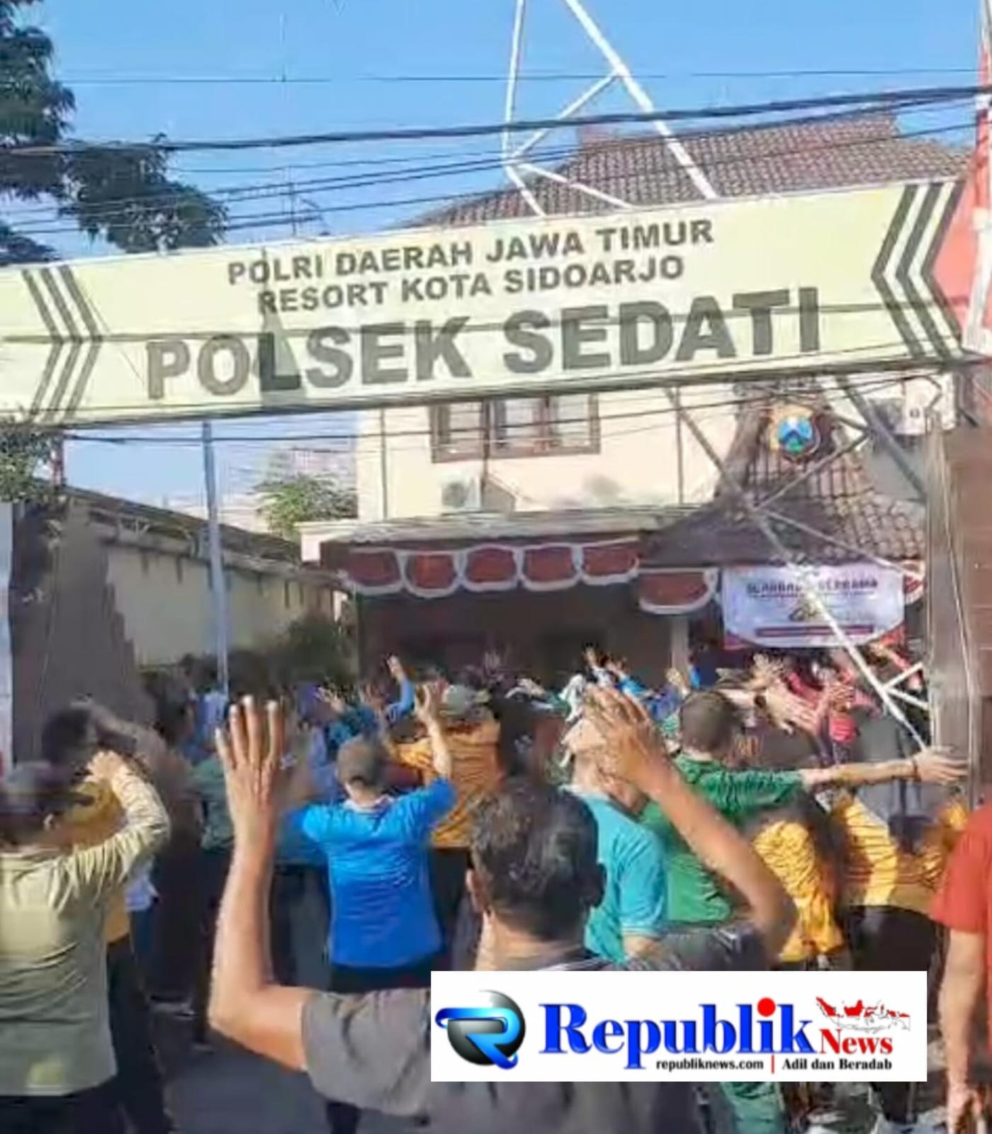 Foto : Polsek Sedati pererat kedekatan dengan warga lewat senam massal dan bakti sosial sambut HUT Bhayangkara ke-80.