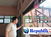 Foto : Bupati Subandi sidak SDN Waung Kecamatan Krembung yang roboh beberapa waktu lalu.