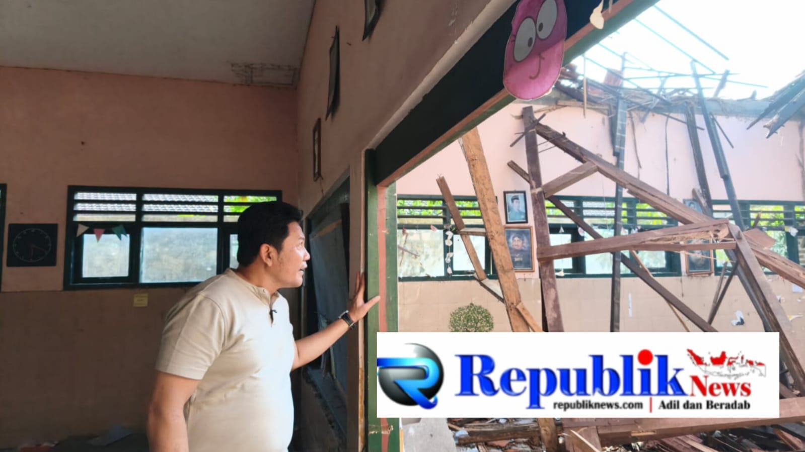 Foto : Bupati Subandi sidak SDN Waung Kecamatan Krembung yang roboh beberapa waktu lalu.
