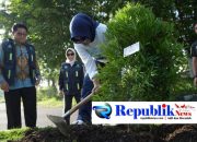 Foto : Wabup mimik idayana pimpin gerakan tanam 1.300 pohon pucuk merah.