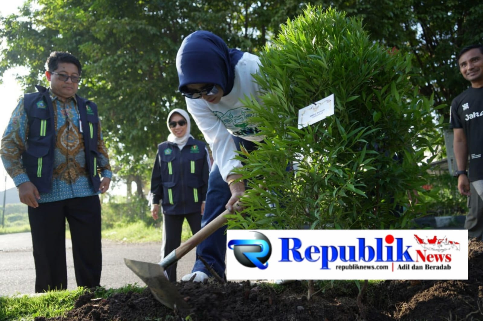 Foto : Wabup mimik idayana pimpin gerakan tanam 1.300 pohon pucuk merah.