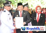 Foto : Bupati Sidoarjo,H.Subandi melantik dan mengambil sumpah 80 Kepala Desa terpilih.