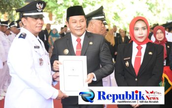 Foto : Bupati Sidoarjo,H.Subandi melantik dan mengambil sumpah 80 Kepala Desa terpilih.