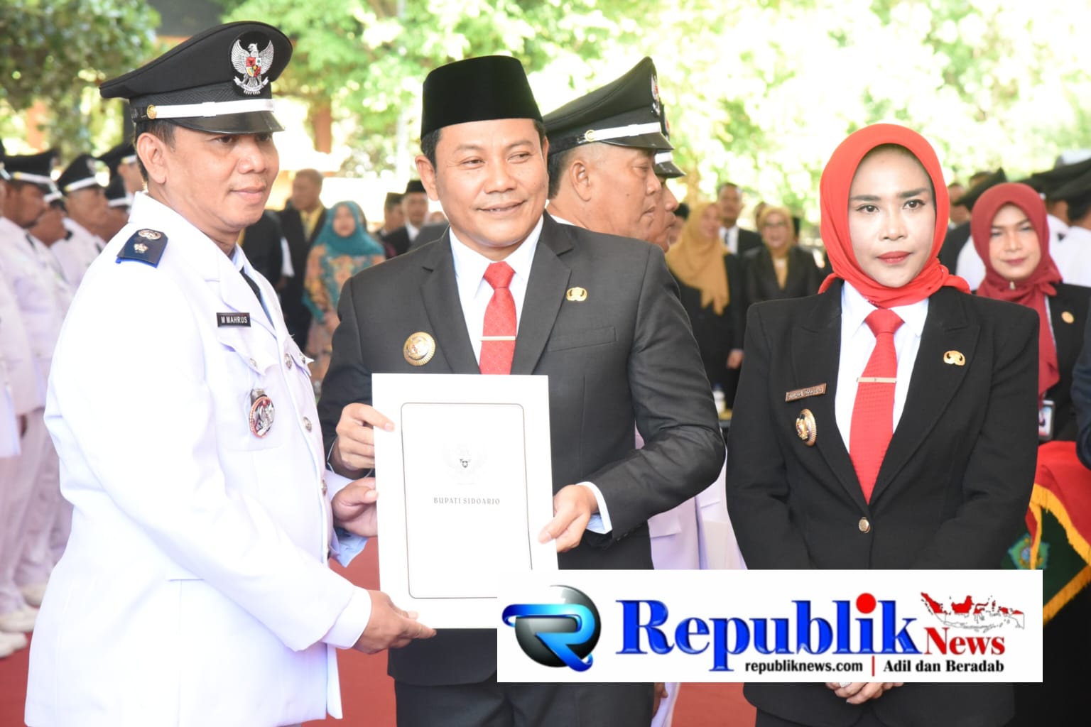 Foto : Bupati Sidoarjo,H.Subandi melantik dan mengambil sumpah 80 Kepala Desa terpilih.