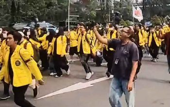 Demo Mahasiswa di Jakarta Memanas, Massa Berupaya Tembus Blokade Aparat Menuju Bundaran HI