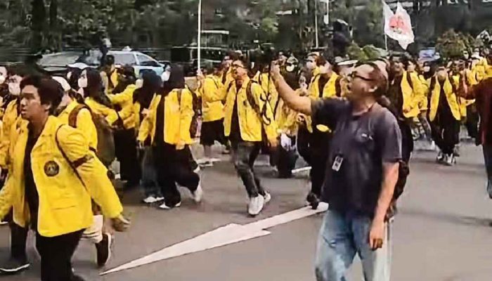 Demo Mahasiswa di Jakarta Memanas, Massa Berupaya Tembus Blokade Aparat Menuju Bundaran HI