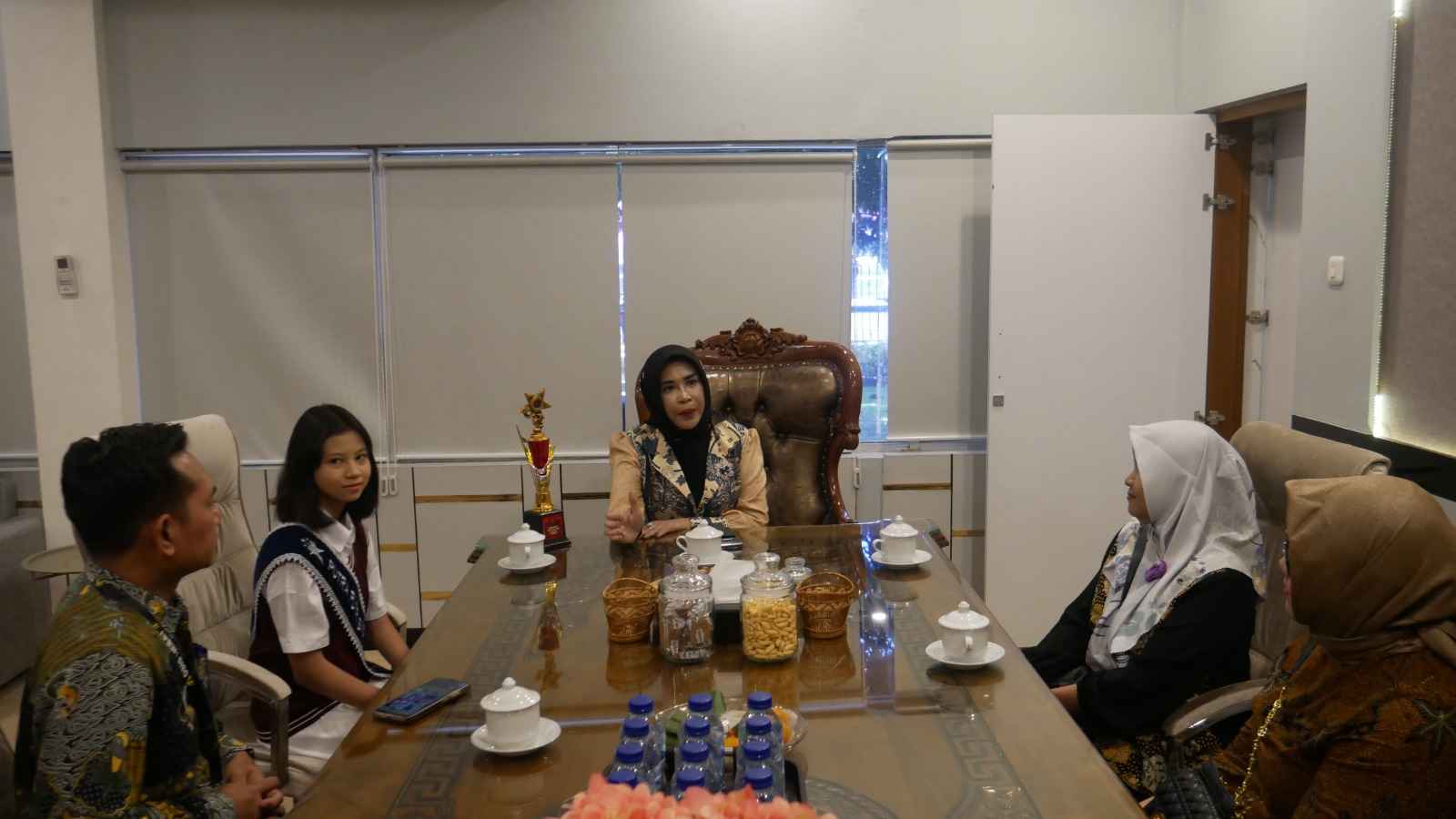 Foto : Wakil Bupati mimik menerima Kanaya Syakira Pramudya Harumkan Sidoarjo.