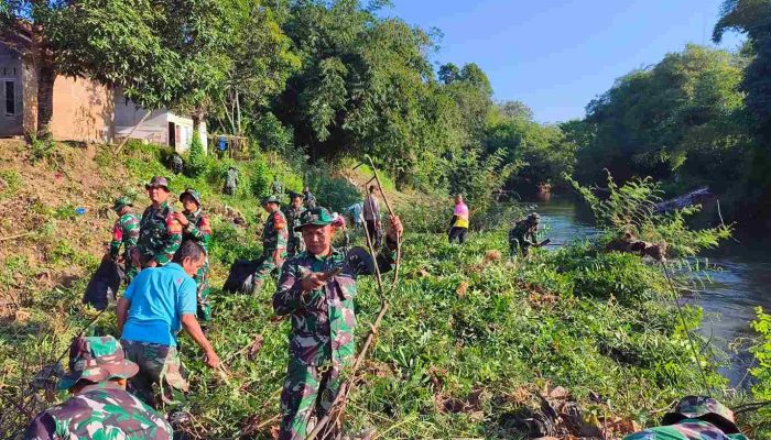 Lawan Tumpukan Sampah Sungai; Kodim 0412/LU Motori aksi Bersih-Bersih Sungai Bersejarah Way Sesah. ‘ Radin Inten Asri ‘