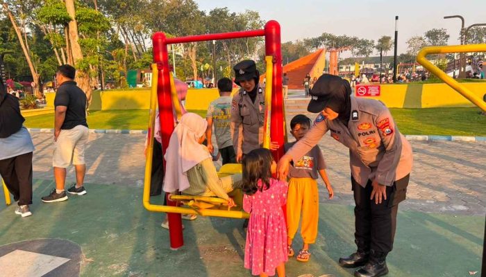 Pengamanan Humanis Polwan Polresta Sidoarjo di Car Free Day Alun-alun