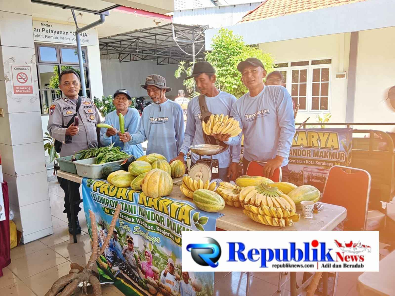 Foto : Polres pelabuhan Tanjung perak gelar gerakan pangan murah hasil panen lahan ketahanan pangan.