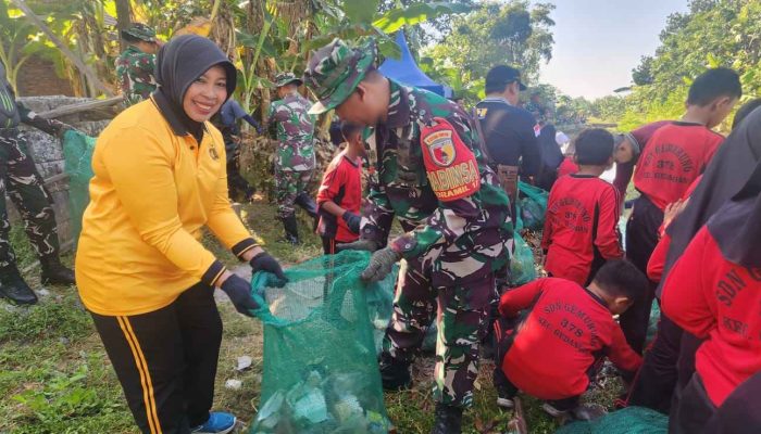 Kapolsek Gedangan Bersama Forkopimka Bersihkan Afvoer Tertutup Sampah