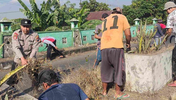 Bhabinkamtibmas Polsek Jabon Kerja Bakti Bersama Warga, Wujudkan Lingkungan Bersih dan Kondusif