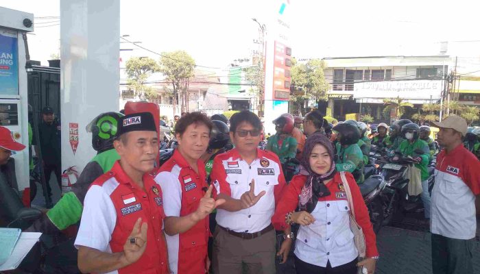Aksi Sosial LSM LIRA DPD SIDOARJO Bagikan BBM Gratis untuk Ratusan Ojol Di SPBU Jenggolo