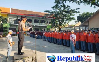 Foto : Polres Mojokerto kota tanamkan disiplin dan kesadaran Kamtibmas kepada pelajar .
