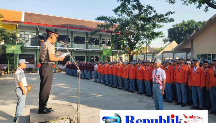 Police Go To School: Polres Mojokerto Kota Tanamkan Disiplin dan Kesadaran Kamtibmas Kepada Pelajar