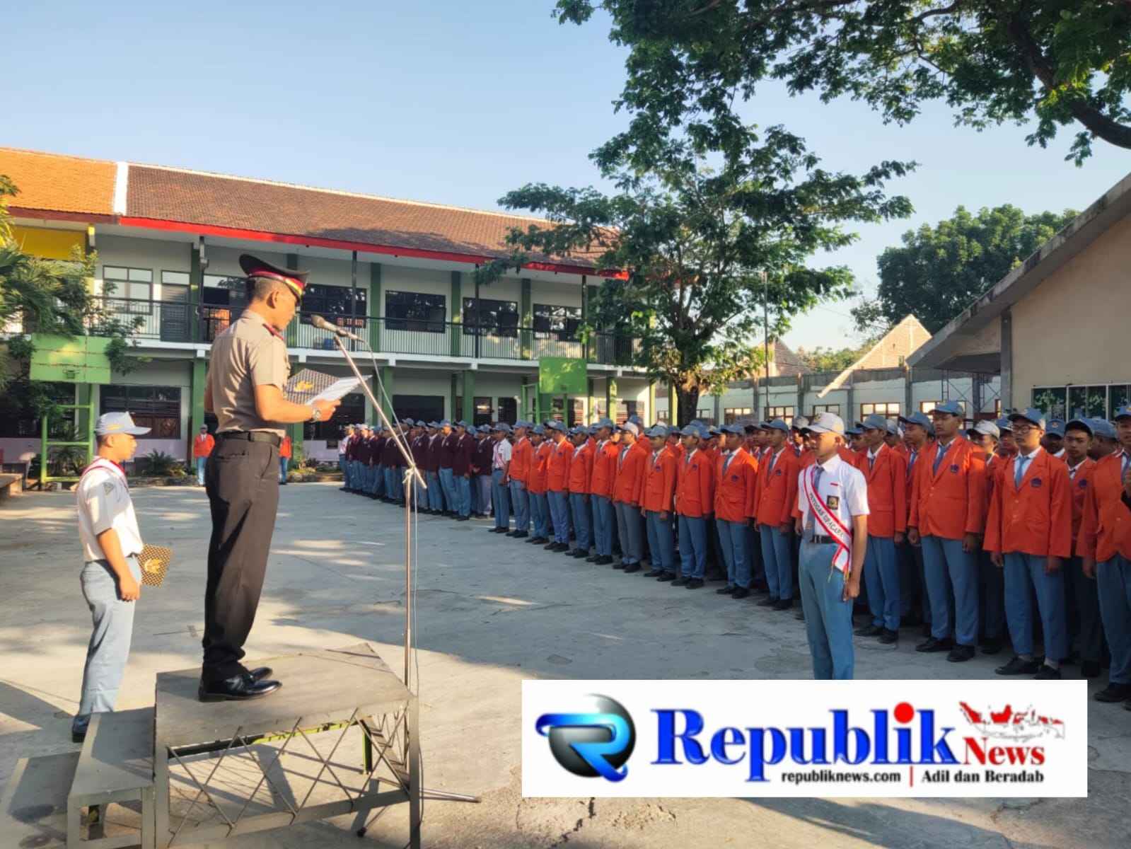 Foto : Polres Mojokerto kota tanamkan disiplin dan kesadaran Kamtibmas kepada pelajar .
