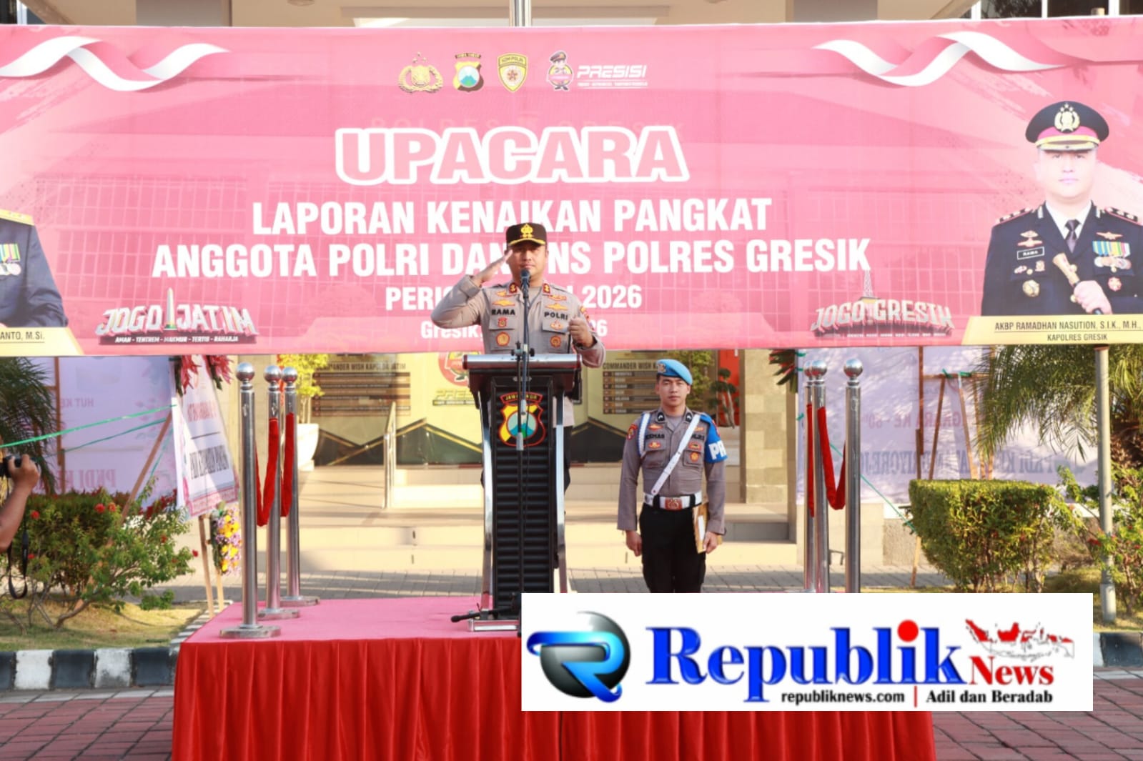 Foto : 79 Personel Polri dan 3 PNS Polres Gresik naik pangkat . Upacara dipimpin langsung oleh Kapolres Gresik AKBP Ramadhan Nasution di halaman Mapolres Gresik.