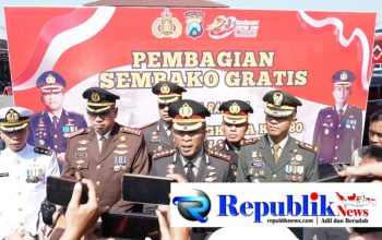 Foto : Hari Bhayangkara ke-80,Polresta Sidoarjo salurkan bantuan 3 ton beras untuk masyarakat.