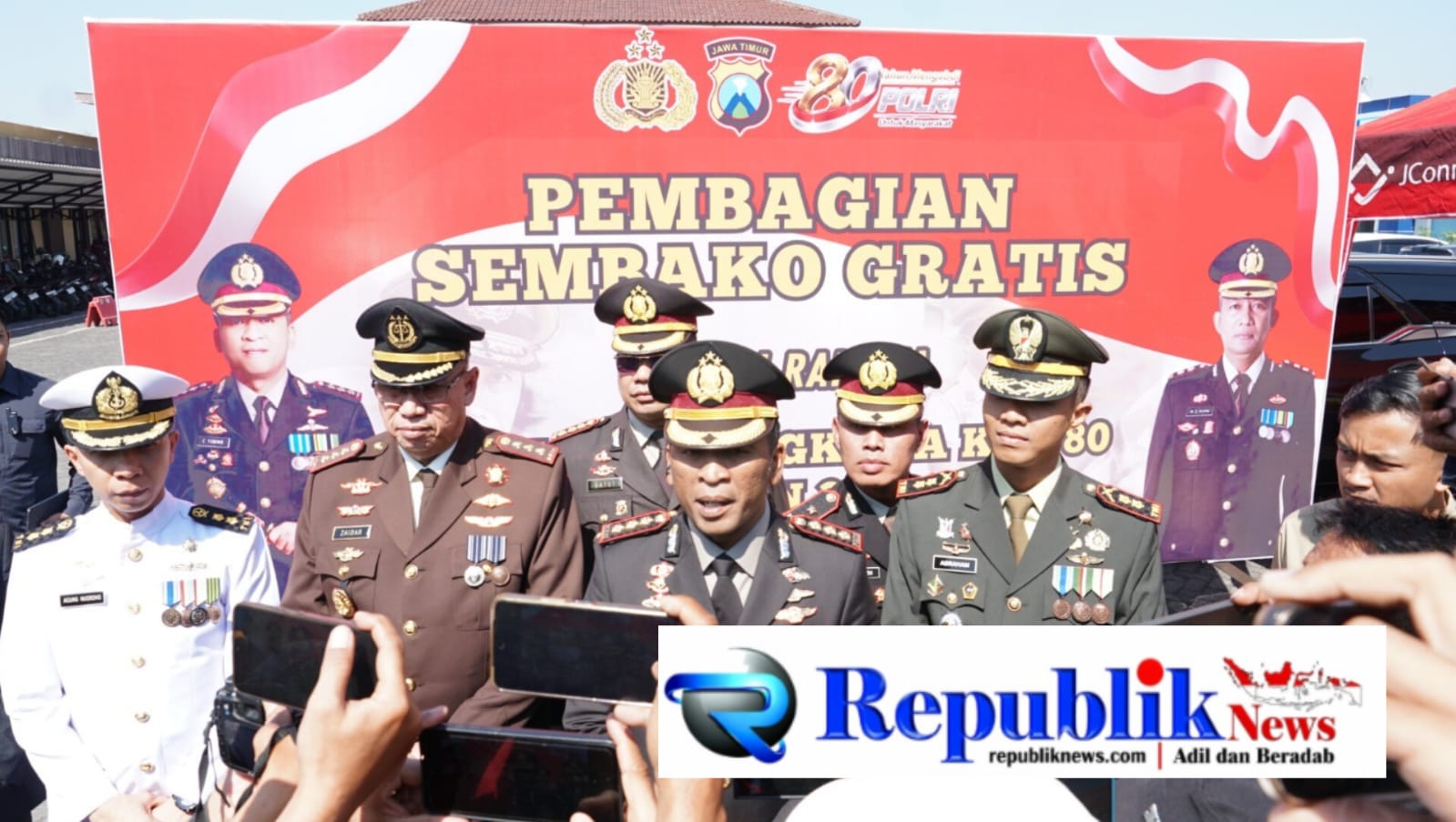 Foto : Hari Bhayangkara ke-80,Polresta Sidoarjo salurkan bantuan 3 ton beras untuk masyarakat.