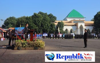 Foto : Kapolres Pasuruan,AKBP Harto Agung C,SH.SIK.MH memimpin upacara hari Bhayangkara ke-80 di lapangan Sarja Arja Racana Polres Pasuruan.