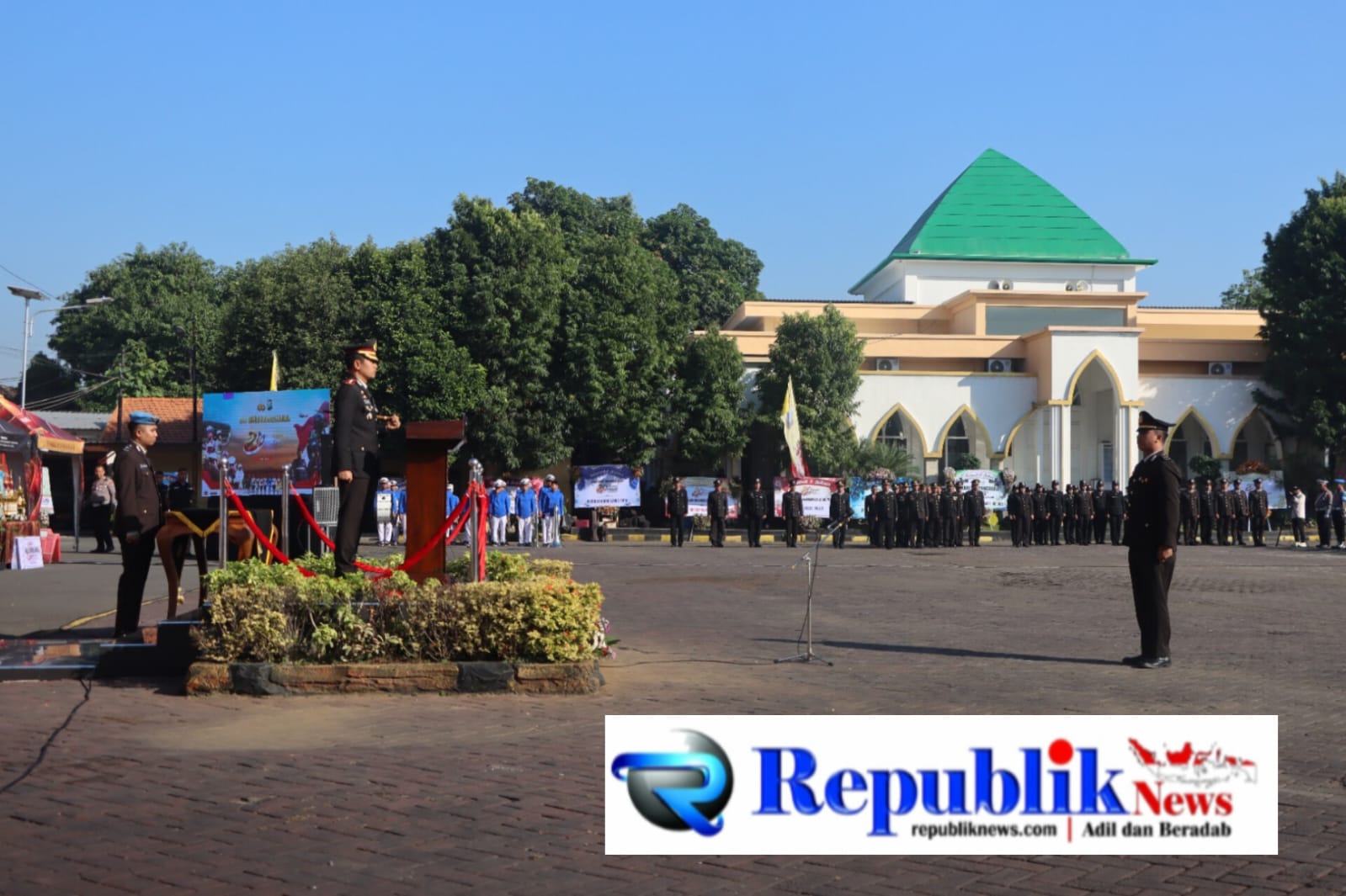 Foto : Kapolres Pasuruan,AKBP Harto Agung C,SH.SIK.MH memimpin upacara hari Bhayangkara ke-80 di lapangan Sarja Arja Racana Polres Pasuruan.