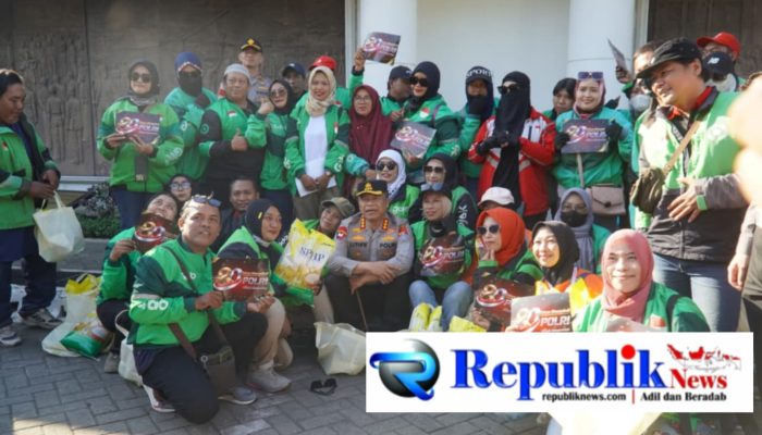 Polrestabes Surabaya Salurkan Paket Sembako untuk Warga di Hari Bhayangkara ke – 80