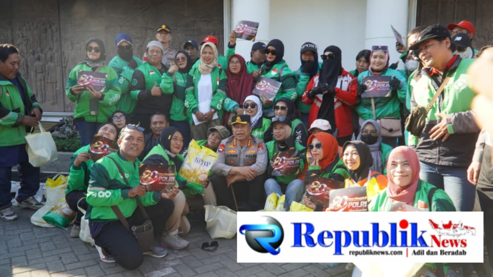 Foto : Polrestabes Surabaya menyalurkan paket sembako di Hari Bhayangkara ke-80.