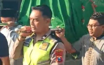 Bhabinkamtibmas Polsek Krian Takziah dan Antar Jenazah Warga