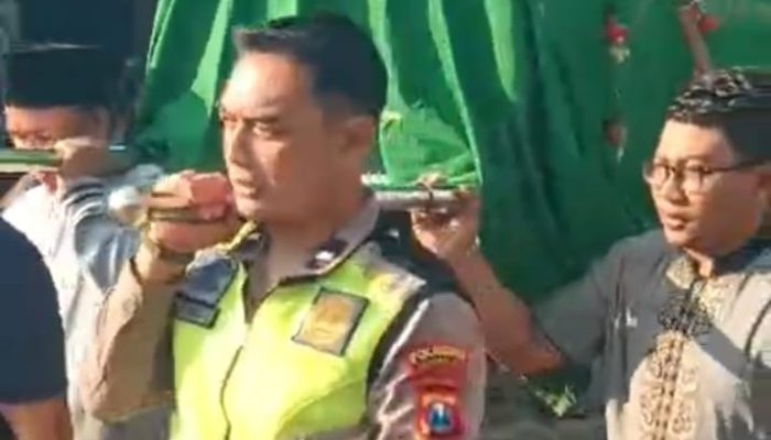 Bhabinkamtibmas Polsek Krian Takziah dan Antar Jenazah Warga