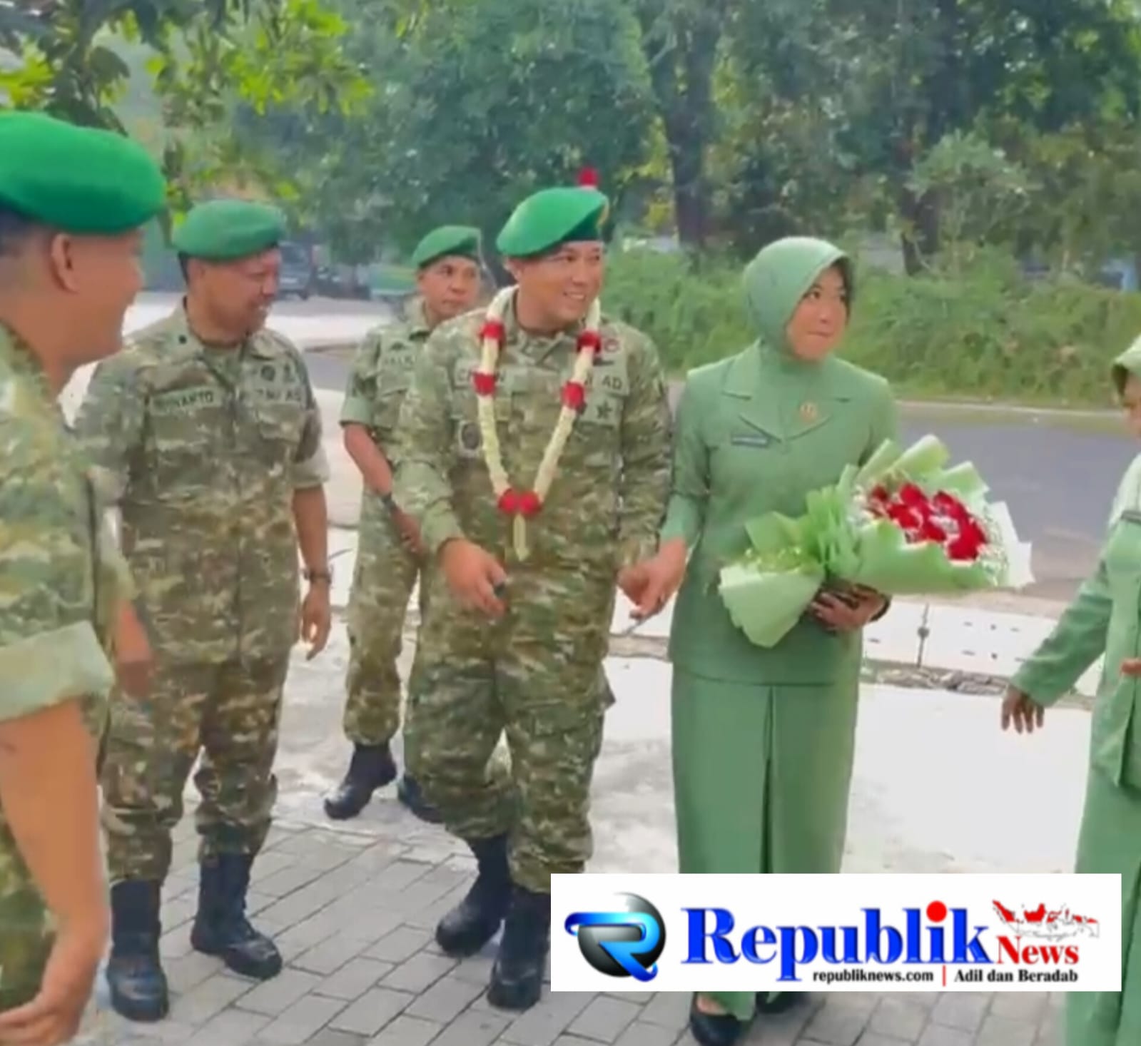 Foto : Markas Ajenrem tipe"A' 084/Bhaskara Jaya meluputi Prajurit,PNS,dan Persit sambut kedatangan Kepala Ajenrem (Kaajenrem ) yang baru ,Mayor Caj Cisan Basan Deni ,S.S.T.han,S.I.P.,M.L.P.,CPHRW. beserta istri .