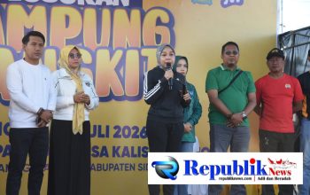 Foto : Ketua TP PKK Sidoarjo,Hj Sriatun membuka program Kampung Bangkit di Kalisampurno , Tanggulangin.