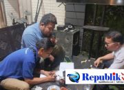 Foto : Kesepakatan menyelesaikan perselisihan industrial berakhir damai. Hadir Randy Sahbanar(Kaos berkrah biru Dongker) didampingi Denny Nobel dari FSPMI,serta Haris selaku HRD dari PT Aria Prema Sejahtera.