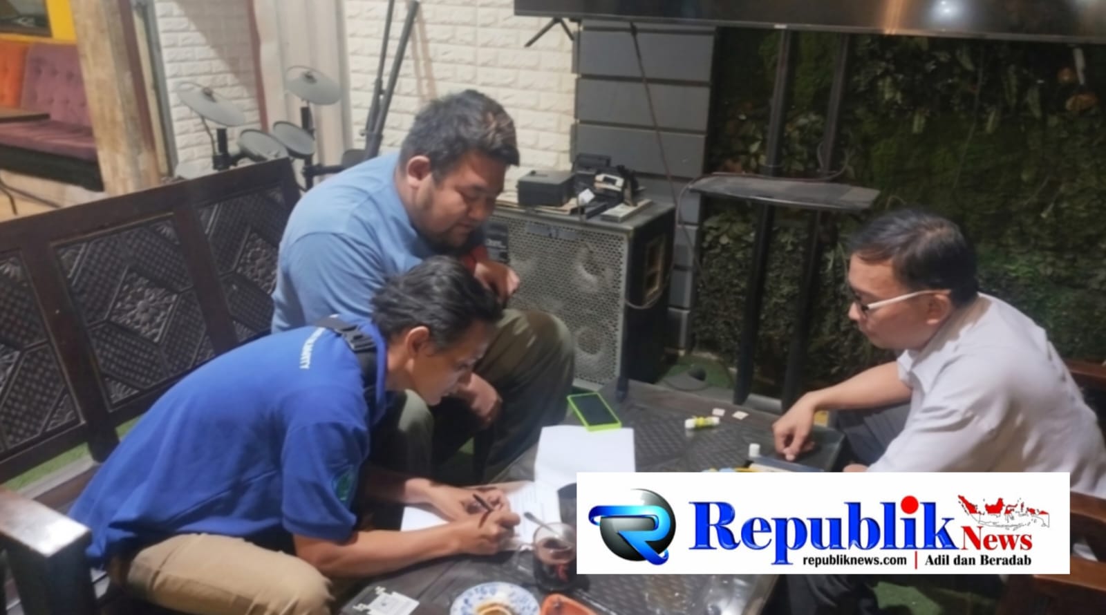 Foto : Kesepakatan menyelesaikan perselisihan industrial berakhir damai. Hadir Randy Sahbanar(Kaos berkrah biru Dongker) didampingi Denny Nobel dari FSPMI,serta Haris selaku HRD dari PT Aria Prema Sejahtera.