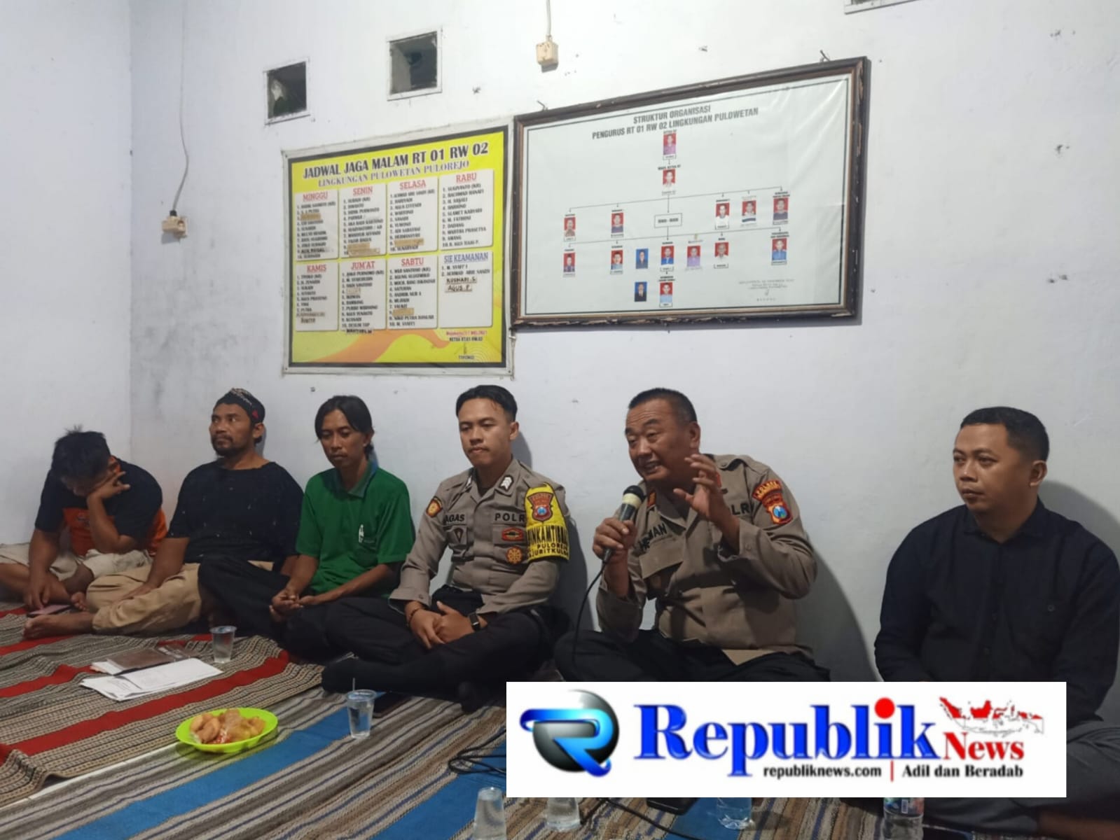 Foto : Polres Mojokerto kota sapa warga lewat Cangkruk an.
