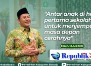 Foto : Bupati Sidoarjo,H.Subandi mengapresiasi hari pertama masuk sekolah.
