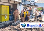 Foto : Bupati Sidoarjo,H.Subandi sidak pembangunan jalan bluru kidul.