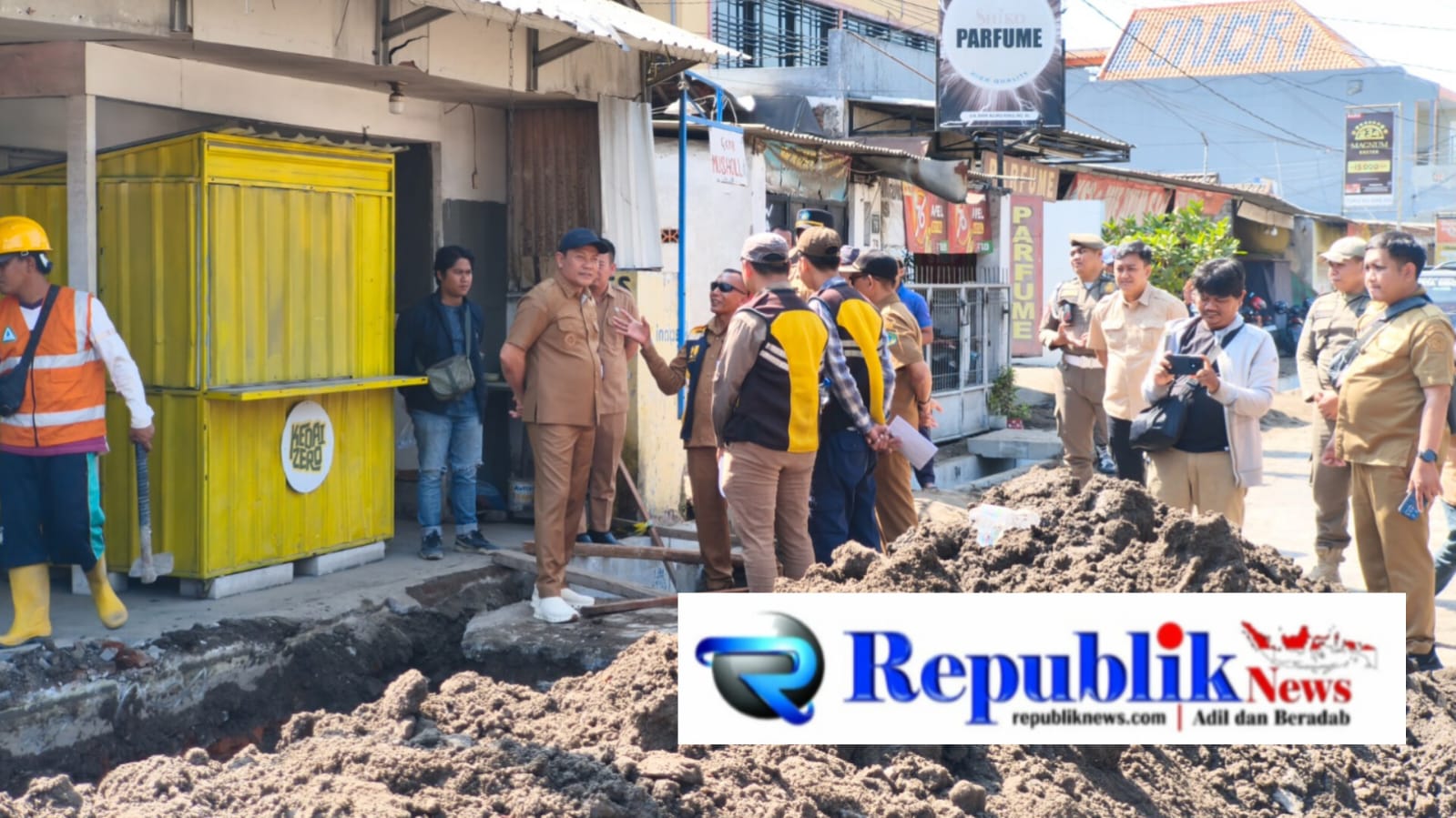 Foto : Bupati Sidoarjo,H.Subandi sidak pembangunan jalan bluru kidul.