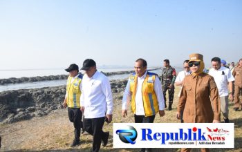 Foto : Wakil Bupati Sidoarjo,Hj Mimik Idayana meninjau lokasi luberan lumpur di titik P10D.