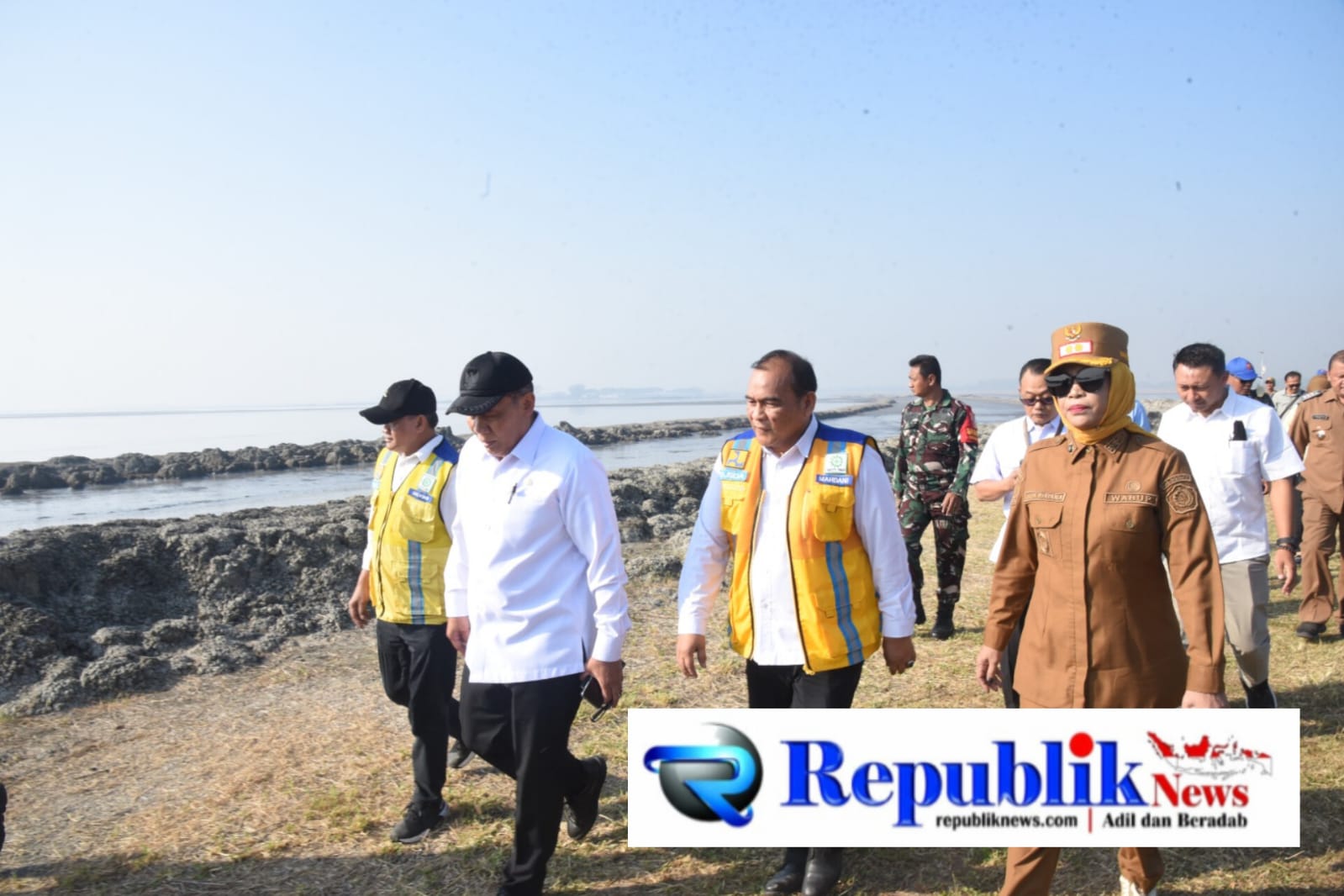 Foto : Wakil Bupati Sidoarjo,Hj Mimik Idayana meninjau lokasi luberan lumpur di titik P10D.