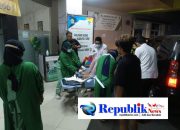 Foto : Aksi heroik Satlantas Polresta Gresik selamatkan wanita yang hendak melahirkan.