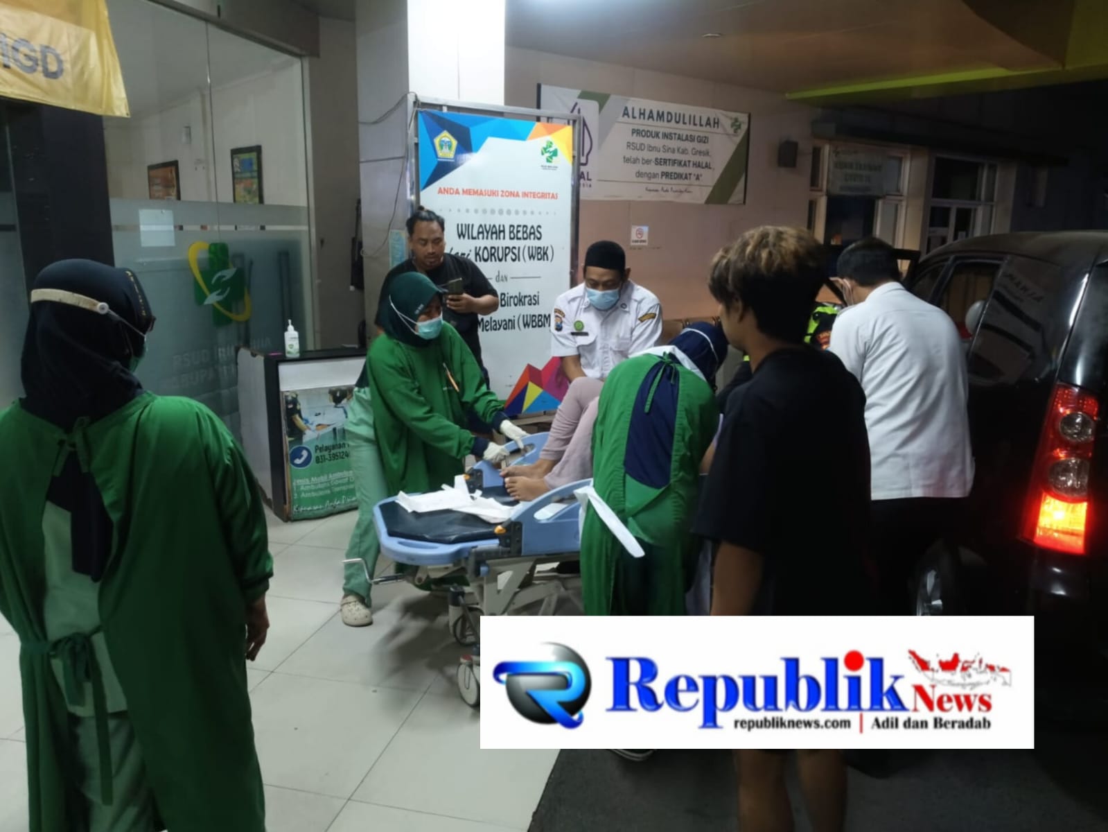 Foto : Aksi heroik Satlantas Polresta Gresik selamatkan wanita yang hendak melahirkan.