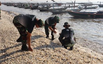 Danramil Rungkut Memimpin Langsung Bersih Bersih Pantai Batu Batu Dalam Rangka Hut ke 60 Korem 084/Bhaskara Jaya