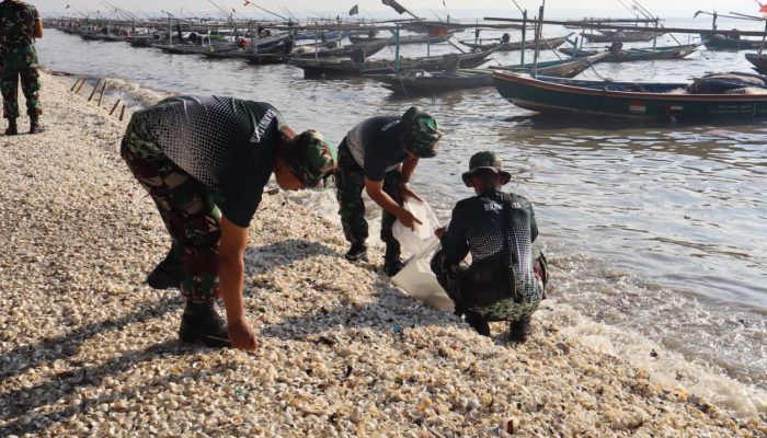 Danramil Rungkut Memimpin Langsung Bersih Bersih Pantai Batu Batu Dalam Rangka Hut ke 60 Korem 084/Bhaskara Jaya