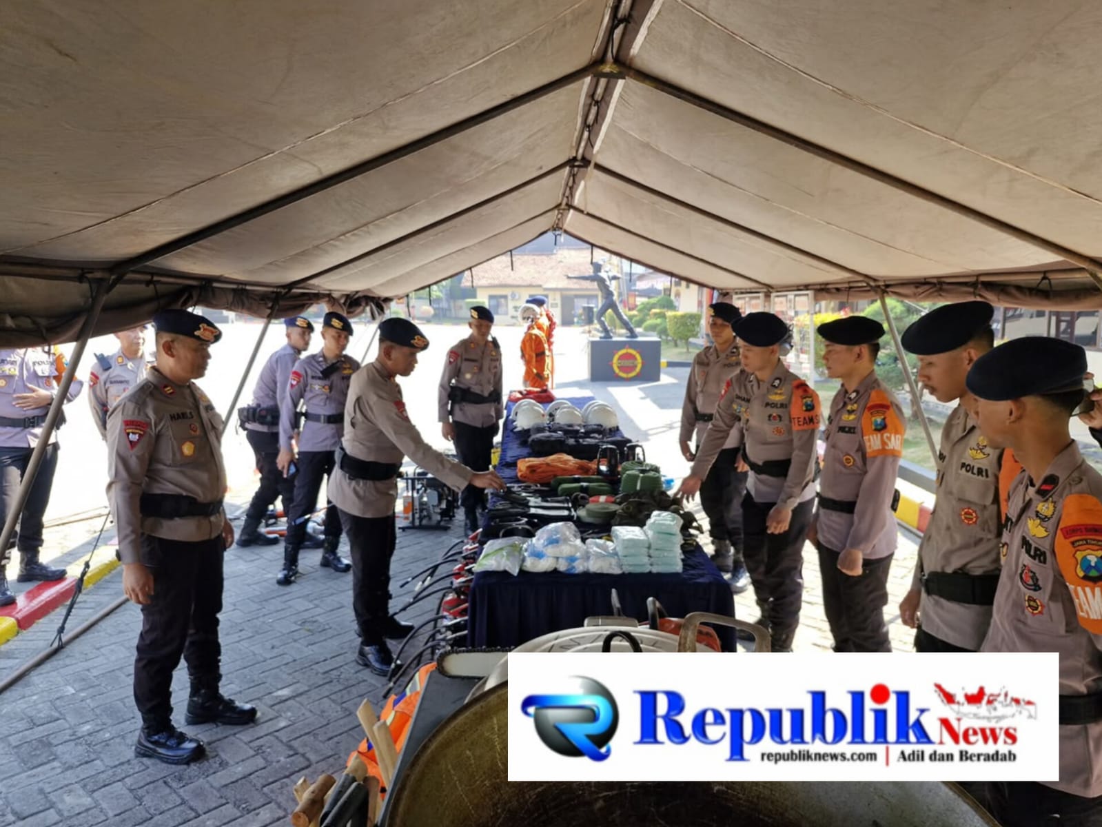 Foto ::Brimob Polda Jatim siagakan personel dan SAR antisipasi Karhutla.