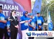 Foto : Wabup Sidoarjo Hj Mimik Idayana dan Ketua Srikandi DPD Partai Demokrat Jatim,Arumi Bachsin mengajak masyarakat budayakan menanam pohon.