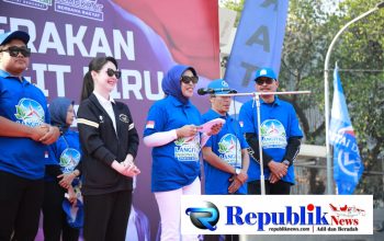 Foto : Wabup Sidoarjo Hj Mimik Idayana dan Ketua Srikandi DPD Partai Demokrat Jatim,Arumi Bachsin mengajak masyarakat budayakan menanam pohon.