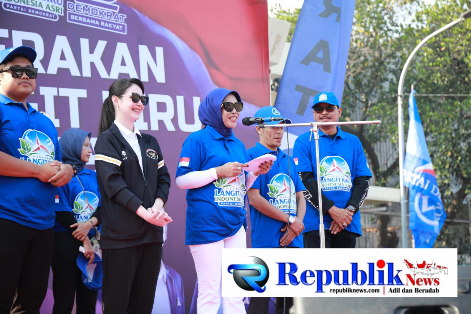 Foto : Wabup Sidoarjo Hj Mimik Idayana dan Ketua Srikandi DPD Partai Demokrat Jatim,Arumi Bachsin mengajak masyarakat budayakan menanam pohon.
